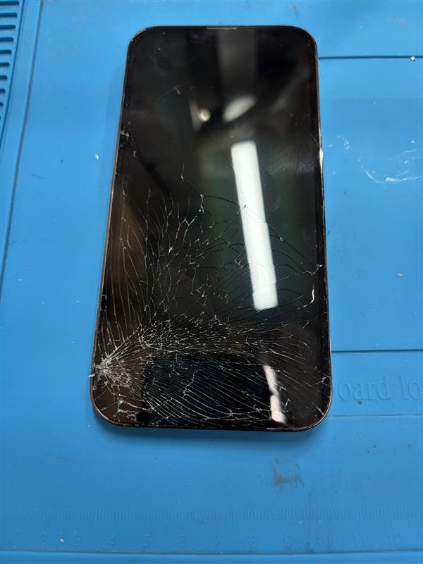 iPhone13Pro（アイフォン）の液晶破損を最短で解決したい方は、【スマホ修理工房池袋P‘パルコ店】にお任せ！